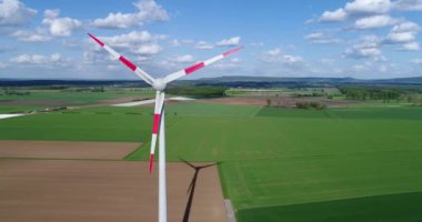 Rüzgar türbini, rüzgar jeneratörü bir görünümü manzaralar yeşil alanlar ve çayırlar etrafında, Rüzgar enerjisi tarımda arka plan üzerinde havadan görünümü
