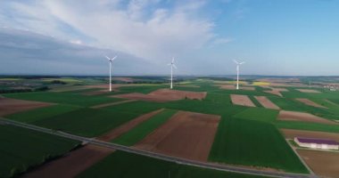 Tarım alanlarından ve rüzgar jeneratörlerinden oluşan hava panoramaları elektrik üretiyor. Alternatif rüzgar enerjisi elde etmek için modern teknolojiler. Hava görünümü