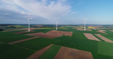 Tarım alanlarından ve rüzgar jeneratörlerinden oluşan hava panoramaları elektrik üretiyor. Alternatif rüzgar enerjisi elde etmek için modern teknolojiler. Hava görünümü
