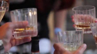 İnsanlar alkol bardak ve kadeh viski ile masada kutlamak. İnsanlar Gözlük şampanya ve viski ile tıklatması