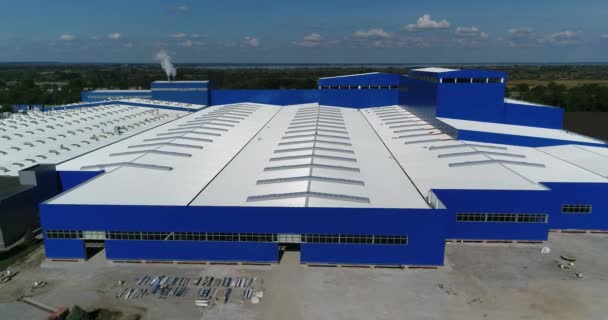 A construção de um edifício ou fábrica de produção moderna, o exterior de uma grande fábrica ou fábrica de produção moderna, exterior industrial, exterior de produção moderna — Vídeo de Stock