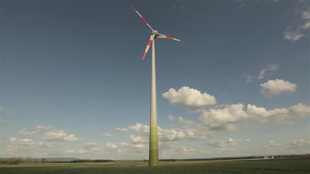 Wind turbine närbild mot bakgrund av moln som flyter i himlen. Timelapse. Panoramma — Stockvideo