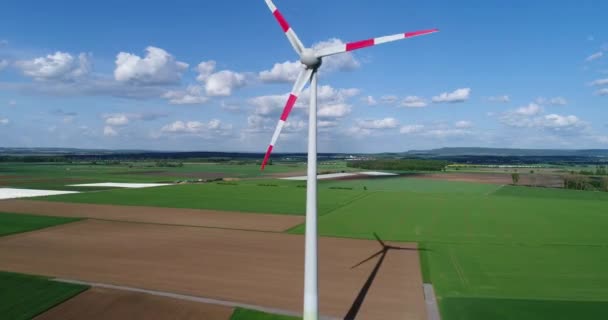 Rüzgar türbini, rüzgar jeneratörü bir görünümü manzaralar yeşil alanlar ve çayırlar etrafında, Rüzgar enerjisi tarımda arka plan üzerinde havadan görünümü — Stok video