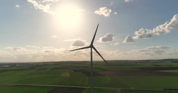 Une éolienne sur fond de coucher de soleil, une éolienne sur fond de coucher de soleil du soir, aérienne depuis un quadrocopter, vue d'en haut, vue panoramique sur la vallée — Video