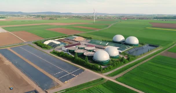 Telecamera di volo su impianto di biogas da allevamento di suini. Energie rinnovabili da biomassa. Agricoltura moderna Unione europea. vista aerea, vista panoramica dall'aria — Video Stock