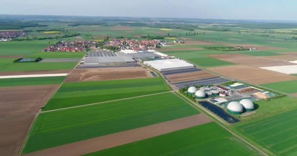 Vídeo aéreo de la planta de Biogás. El complejo agrícola e invernadero está equipado con su propio biogás para la producción de biogás, Europa — Vídeo de stock