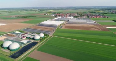 Biyogaz tesisi hava video. Tarım ve sera karmaşık Biyogaz, Europe üretimi için kendi Biyogaz ile donatılmıştır