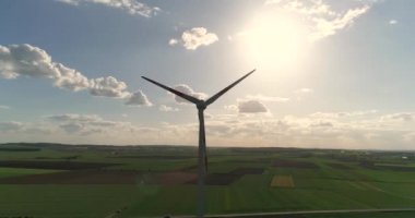 Rüzgar türbini, rüzgar jeneratörü bir görünümü manzaralar yeşil alanlar ve çayırlar etrafında, Rüzgar enerjisi tarımda arka plan üzerinde havadan görünümü