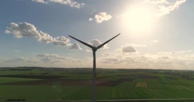 Bir rüzgar jeneratörü bir günbatımı, akşam gün batımını, hava bir quadrocopter, yukarıdan görünüm, vadi panorama görüş arka plan üzerinde bir rüzgar jeneratörü arka planı