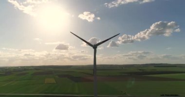Bir rüzgar jeneratörü bir günbatımı, akşam gün batımını, hava bir quadrocopter, yukarıdan görünüm, vadi panorama görüş arka plan üzerinde bir rüzgar jeneratörü arka planı