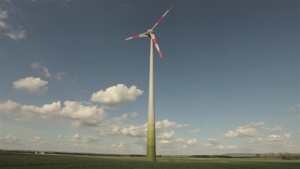 Turbina eólica de primer plano sobre el fondo de nubes flotando en el cielo. Timelapse. Panoramma — Vídeos de Stock