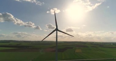 Rüzgar türbini, rüzgar jeneratörü bir görünümü manzaralar yeşil alanlar ve çayırlar etrafında, Rüzgar enerjisi tarımda arka plan üzerinde havadan görünümü