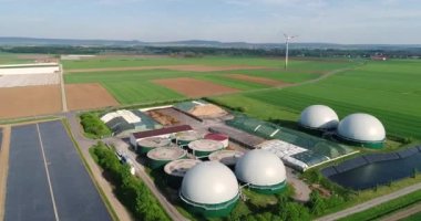 Rüzgar türbini ve biyogaz tesisi yeşil alan, alternatif enerji kaynakları, yenilenebilir enerji