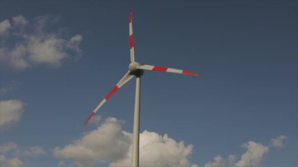 하늘에에서 떠 있는 구름의 배경에 대하여 바람 발전기. 대형 풍력 발전기 블레이드 회전입니다. 농업 프리의 파노라마 전망입니다. 화창한 날입니다. 유럽입니다. Timelapse — 비디오