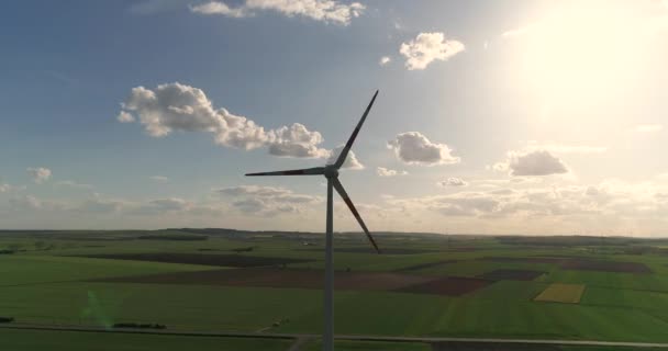 Větrné elektrárny na pozadí západu slunce, vítr generátor na pozadí večerní slunce, letecké quadrocopter, pohled shora, panoramatický pohled do údolí — Stock video