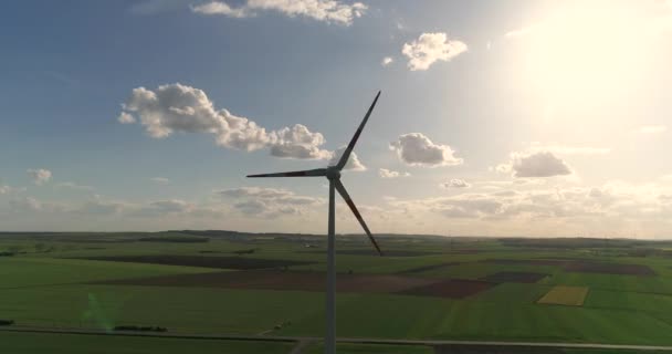 Une éolienne sur fond de coucher de soleil, une éolienne sur fond de coucher de soleil du soir, aérienne depuis un quadrocopter, vue d'en haut, vue panoramique sur la vallée — Video