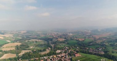 Hills, İtalya küçük ortaçağ şehir, panoramik, yukarıdaki görünümünden, kahverengi çatı evlerin arasında vadideki küçük İtalyan şehrin havadan görünümü