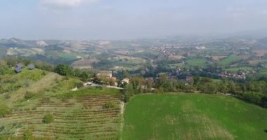 İtalya, üzüm bağları arasında bir tepe bir yamaca üzüm bağları satırlarının üzüm bağları hillside, hava, yazlık Binası