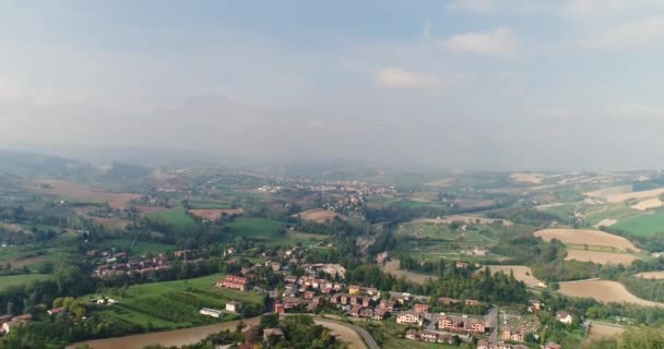 Luftaufnahme der kleinen italienischen Stadt im Tal zwischen den Hügeln, kleine mittelalterliche Stadt von Italien, Blick von oben, braune Dächer von Häusern — Stockvideo