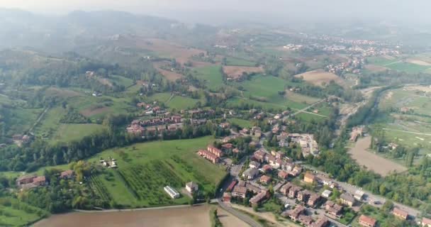 Egy kis város a völgyben, zöld dombok, látkép fentről, légi, panorámás kilátással a levegőből, panorama, Európa, Olaszország — Stock videók