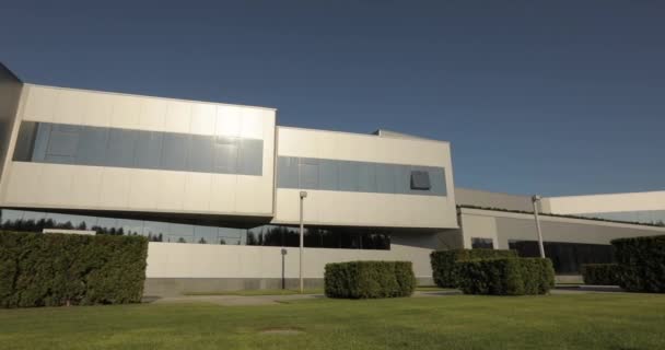 Exterior of modern factory, exterior of the modern plant, Modern plant panorama, building with large glass panes, modern factory — Stock Video