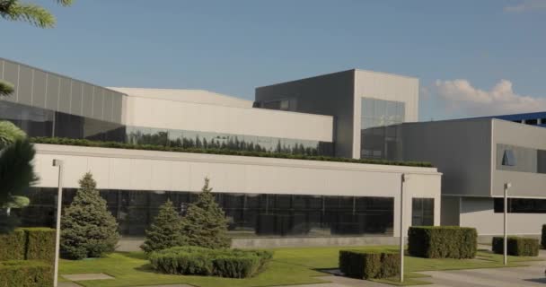 L'esterno di un grande impianto di produzione moderno o fabbrica, esterno industriale, esterno di produzione moderno — Video Stock