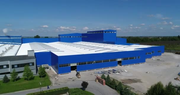 La construction d'un bâtiment ou d'une usine de production moderne, la construction d'un groupe, extérieur industriel — Video