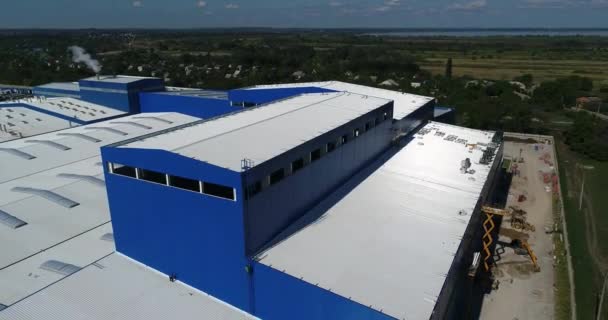 Яскрава будівля це сучасний завод з повітря, біло-блакитна будівля великого заводу, сучасні заводи зверху — стокове відео