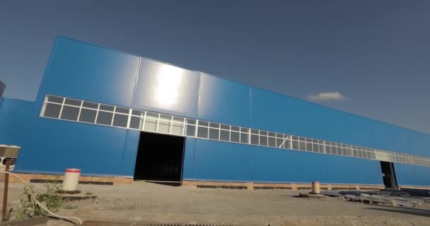 Construção de uma fábrica ou armazém moderno. A construção de uma grande fábrica ou armazém. A construir. Indústria. O exterior industrial — Vídeo de Stock