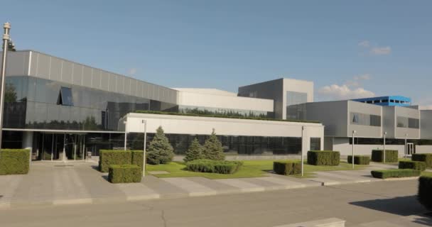 De buitenkant van een grote moderne fabriek of fabriek, industriële exterieur, moderne productie buitenkant — Stockvideo
