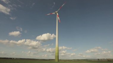 Rüzgar türbini yakın çekim bulutlar gökyüzünde yüzen arka planı. Timelapse. Panoramma