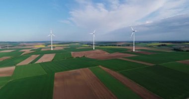 Tarım alanlarından ve rüzgar jeneratörlerinden oluşan hava panoramaları elektrik üretiyor. Alternatif rüzgar enerjisi elde etmek için modern teknolojiler. Hava görünümü