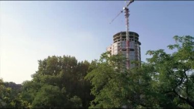 Bir çok katlı yüksek ev, bir inşaat sahasında bir kule vinç, modern yüksek katlı bina, bir kentsel peyzaj inşaatı bir görünümünü inşaatı