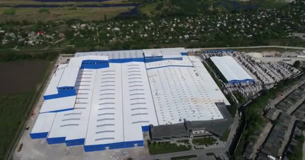 Aanleg van een grote fabriek, industriële exterieur, panoramisch uitzicht vanuit de lucht. Bouwplaats, metalen structuur. Bouwmachines, luchtfoto van de bouw — Stockvideo