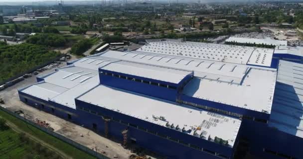 Het heldere gebouw is een moderne fabriek vanuit de lucht, een wit-blauw gebouw van een grote fabriek, moderne fabrieken van bovenaf — Stockvideo