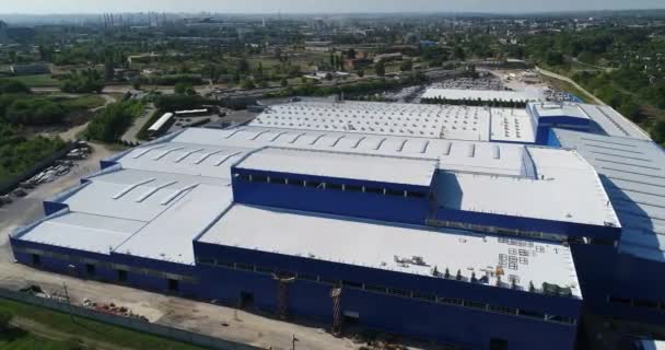 Le bâtiment lumineux est une usine moderne de l'air, un bâtiment blanc-bleu d'une grande usine, usines modernes d'en haut — Video