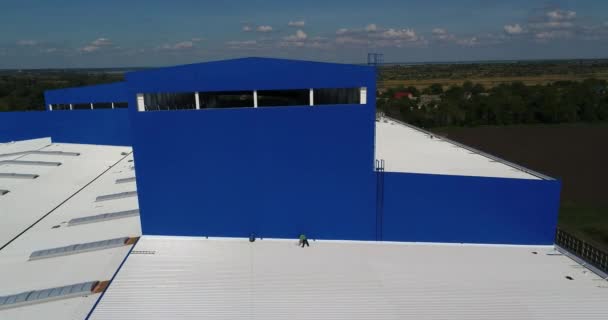 Parlak bina hava, büyük bir fabrika, modern fabrikaları yukarıdan bir beyaz-mavi bina modern bir fabrika olduğunu — Stok video