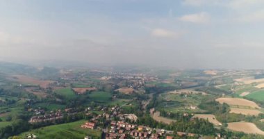 Bir vadi yeşil tepeler, yukarıdan bir görünüm, hava, hava, panoramik görünüm arasında küçük bir kasabada panorama, Avrupa, İtalya.