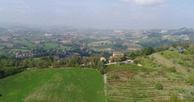 İtalya, üzüm bağları arasında bir tepe bir yamaca üzüm bağları satırlarının üzüm bağları hillside, hava, yazlık Binası