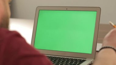 Yaratıcı Yöneticisi çalışma. İş kavramı. Kendine güvenen genç adam chroma anahtar yeşil ekran ile onun laptop Pc