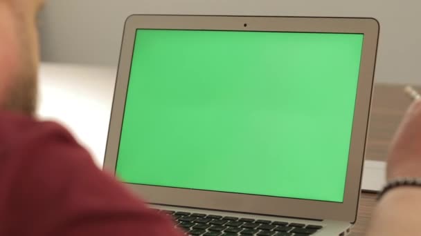 Creatief manager werk. Bedrijfsconcept. Zelfverzekerde jonge man op zijn laptop Pc met chroma key groen scherm — Stockvideo