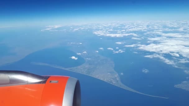Bela vista da janela do avião para o céu azul e nuvens brancas, nuvens brancas flutuam acima do solo — Vídeo de Stock