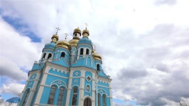 Ortodoks Tapınağı, bulutların üzerinde Tapınak, altın kubbeler, Timelapse, dış, aşağıda bir görünümden, mavi Tapınak, altın kubbe gökyüzü mavi Kilisesi