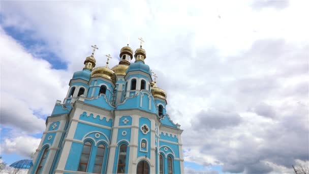 Tempio ortodosso, Nuvole sopra il tempio, cupole d'oro, Timelapse, esterno, una vista dal basso, Tempio blu, chiesa blu, Contro il cielo, Cupole d'oro — Video Stock