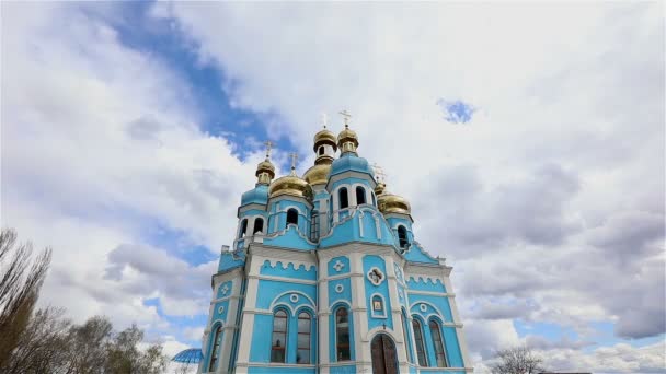 Orthodox temple, Clouds above the temple, golden domes, Timelapse, exterior, a view from below, Blue temple, blue church, Against the sky, Golden domes — Stock Video