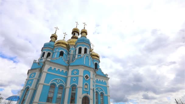 Orthodox temple, Clouds above the temple, golden domes, Timelapse, exterior, a view from below, Blue temple, blue church, Against the sky, Golden domes — Stock Video