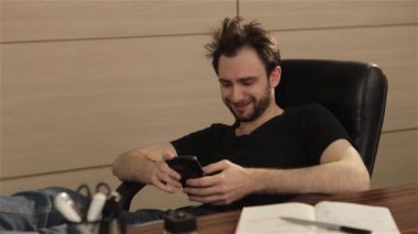 Uyarılar telefondaki adam duygusal tepki verir, telefonun ekranında neler olduğunu ofis çalışanı sevinir