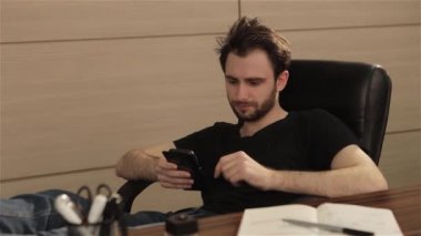 Uyarılar telefondaki adam duygusal tepki verir, adam telefonda mesaj tarafından sıkıntılı