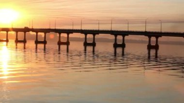 Köprüden sonra su yansımalar Nehri üzerinde güneş doğar