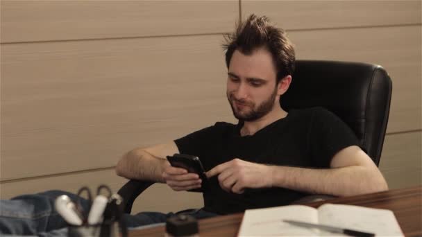 Der Mann reagiert emotional auf die Alarme im Telefon, der Büroangestellte freut sich, was auf dem Telefonbildschirm passiert — Stockvideo